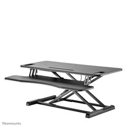 Le poste de travail Neomounts by Newstar assis-debout, modèle NS-WS300BLACK convertit une table standard en poste de travail assis-debout très confortable pour la santé.